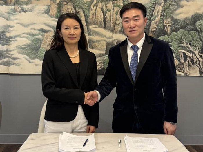 迪信通科技集团总裁黄安可女士(左) 迪信通科技集团总裁黄安可女士(左)