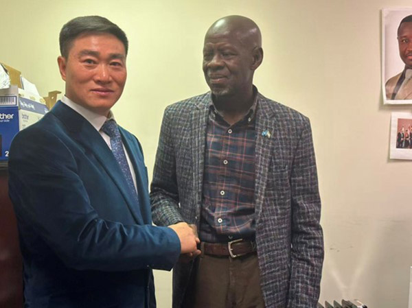 塞拉利昂驻联合国代表团部长Kpukumu-sulay-manah(右) 塞拉利昂驻联合国代表团部长Kpukumu-sulay-manah(右)