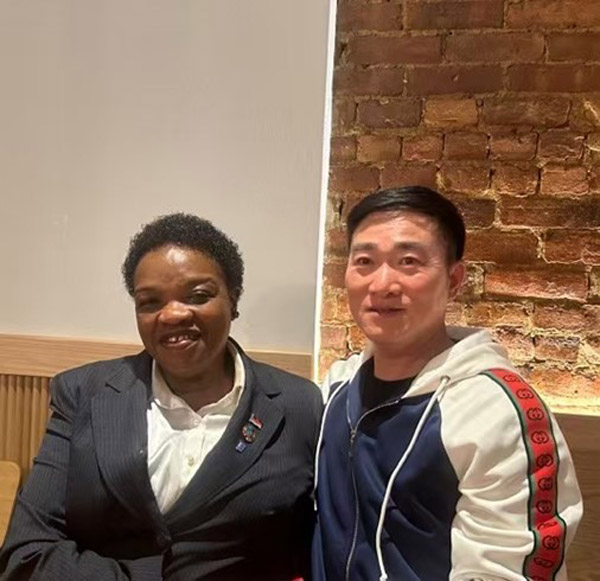 马拉维常驻联合国代表团大使-Dr-Agnes-Chimbiri-Molande(左) 马拉维常驻联合国代表团大使-Dr-Agnes-Chimbiri-Molande(左)