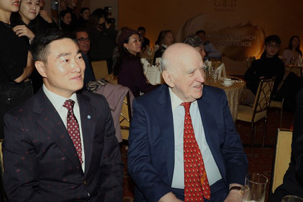纽约哈佛俱乐部(Harvard-Club-of-New-York-City)董事长Charles-Sullivan(右) 纽约哈佛俱乐部(Harvard-Club-of-New-York-City)董事长Charles-Sullivan(右)