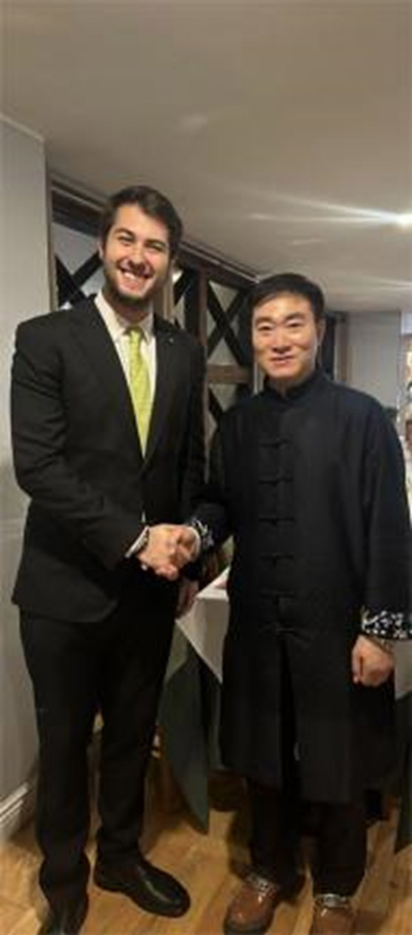 分众传媒创始人、董事长兼CEO-江南春(左) 分众传媒创始人、董事长兼CEO-江南春(左)