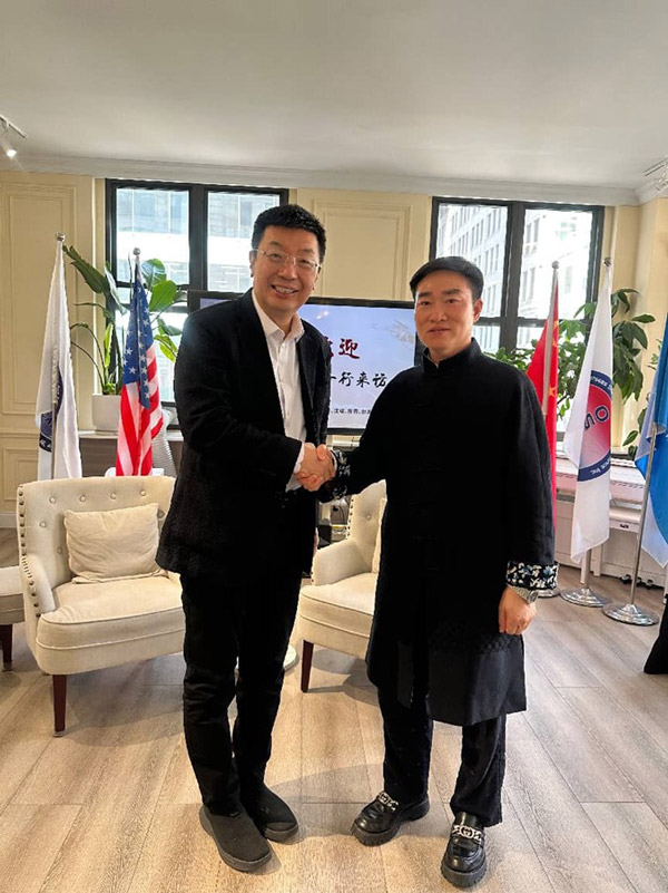 分众传媒创始人、董事长兼CEO-江南春(左) 分众传媒创始人、董事长兼CEO-江南春(左)