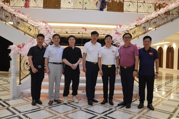 王余根博士在江苏与企业家、社会活动家交流 王余根博士在江苏与企业家、社会活动家交流