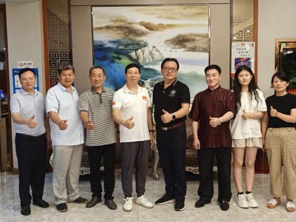 王余根博士在北京与企业家、社会活动家交流 王余根博士在北京与企业家、社会活动家交流