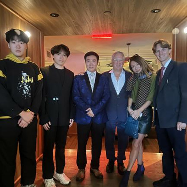 王余根博士与纽约青年创业者交流 王余根博士与纽约青年创业者交流