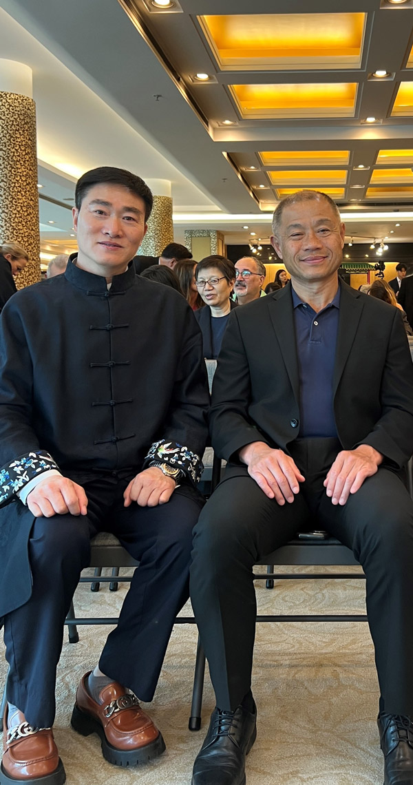 美国纽约资深华裔政客、纽约州民主党参议员刘醇逸(右) 美国纽约资深华裔政客、纽约州民主党参议员刘醇逸(右)