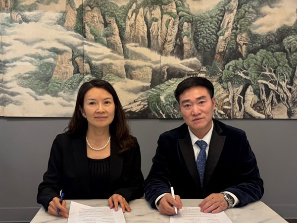 迪信通科技集团总裁黄安可女士(左) 迪信通科技集团总裁黄安可女士(左)