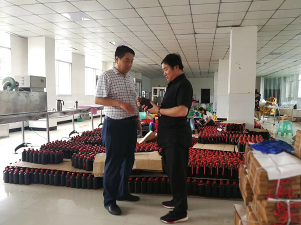贵州台宾酒业集团董事长邢连忠(左) 贵州台宾酒业集团董事长邢连忠(左)