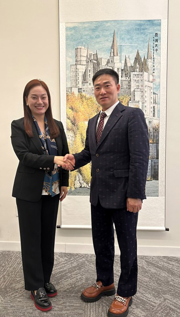 世界夫人集团(左) 世界夫人集团(左)