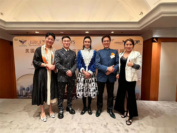 中国香港女演员、国际经济战略研究院院长彭丹(中)美国纽约中美商会秘书长党华(右二) 中国香港女演员、国际经济战略研究院院长彭丹(中)美国纽约中美商会秘书长党华(右二)