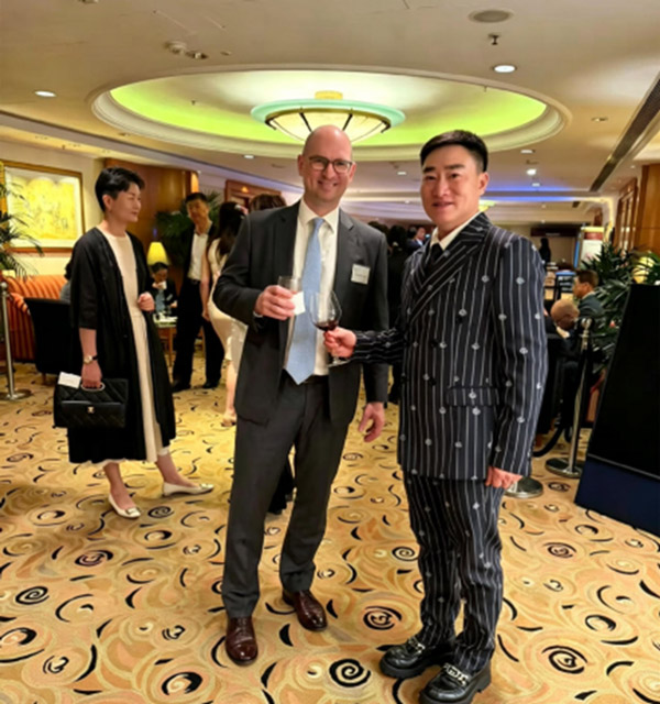 美国驻港澳总领事馆商务部负责人(左)世界企业家协会主席王余根博士(右) 美国驻港澳总领事馆商务部负责人(左)世界企业家协会主席王余根博士(右)