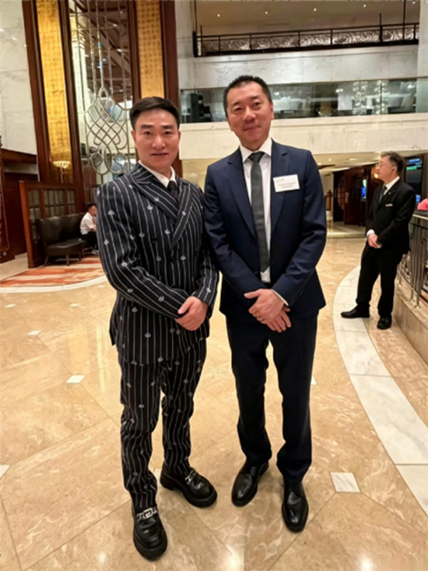 香港旅游公司总裁及美国地产商会香港总会会长Able(右)--世界企业家协会主席王余根博士(左) 香港旅游公司总裁及美国地产商会香港总会会长Able(右)--世界企业家协会主席王余根博士(左)