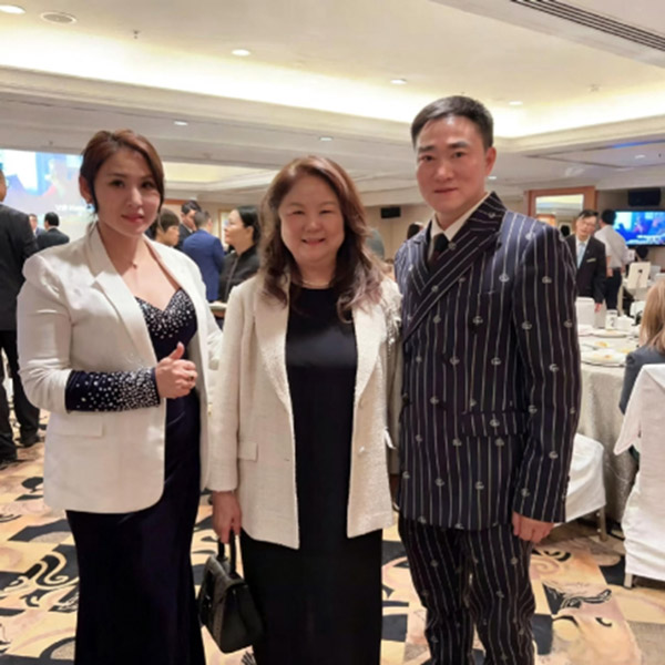 永立安信托策略合伙人谢银霞(左)香港诚信国际财富董事长、“香港保险天后”邹苹(中) 永立安信托策略合伙人谢银霞(左)香港诚信国际财富董事长、“香港保险天后”邹苹(中)