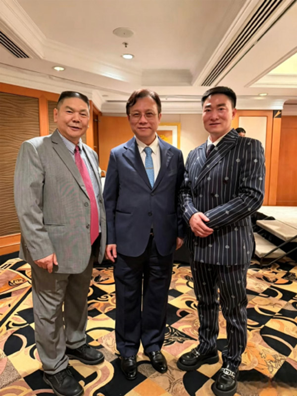 香港特别行政区立法会议员陈宗彝(中)世界企业家协会主席王余根博士(右) 香港特别行政区立法会议员陈宗彝(中)世界企业家协会主席王余根博士(右)
