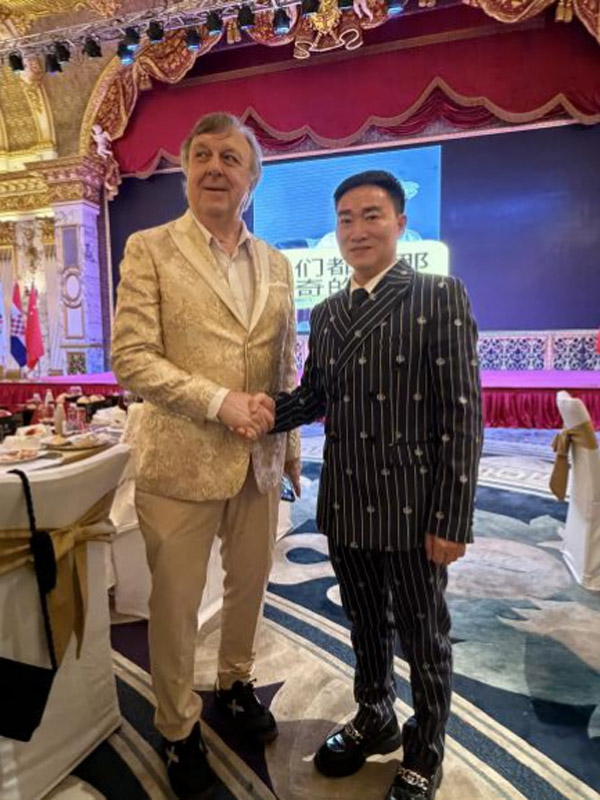 联合国教科文组织前副总干事国际创意与可持续发展中心咨询委员会主席汉斯·道维勒（左）世界企业家协会主席王余根博士（右）