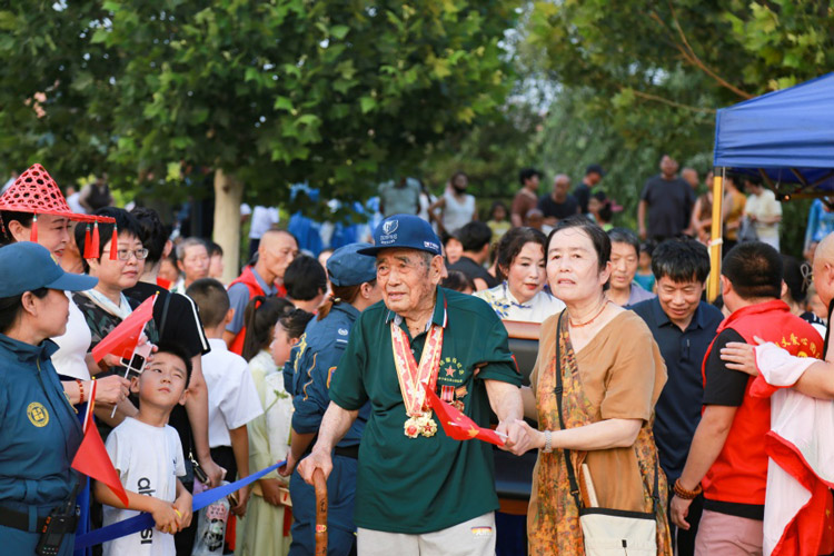 庆八一-传大爱-郭明义爱心团队沟帮子福全团队举办十周年公益慈善晚会