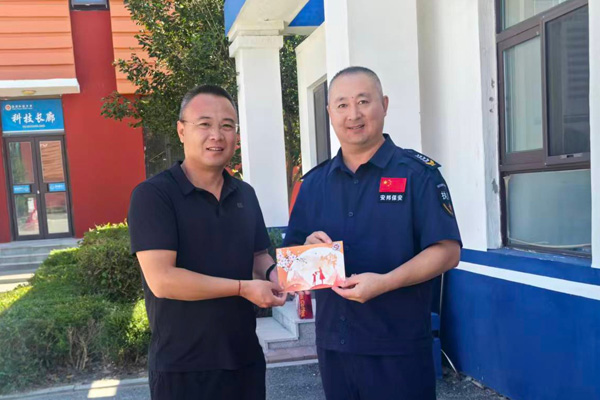 一张文创贺卡感恩教职工,盘锦弘毅中学与家委会打造和谐家校共育新局面! 一张文创贺卡感恩教职工,盘锦弘毅中学与家委会打造和谐家校共育新局面!